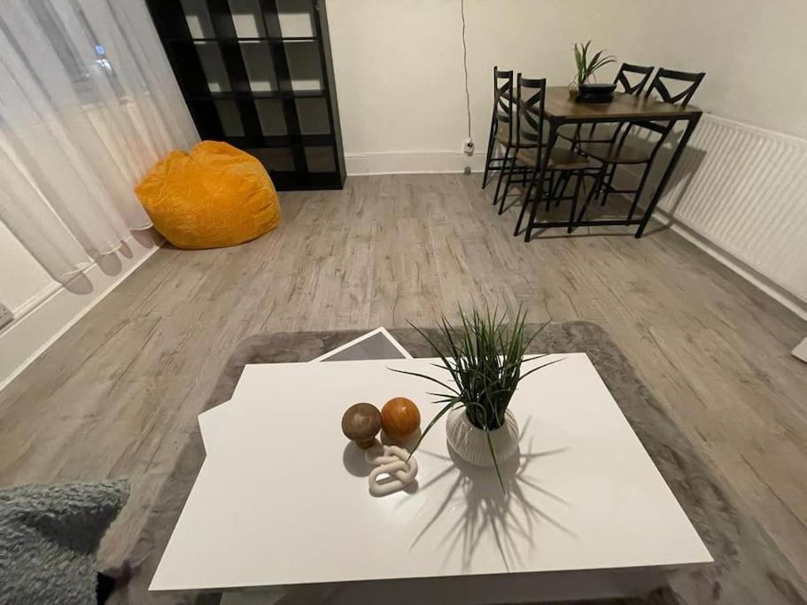 Comfortable 2 Bedroom On Tower Bridge Лондон Екстер'єр фото