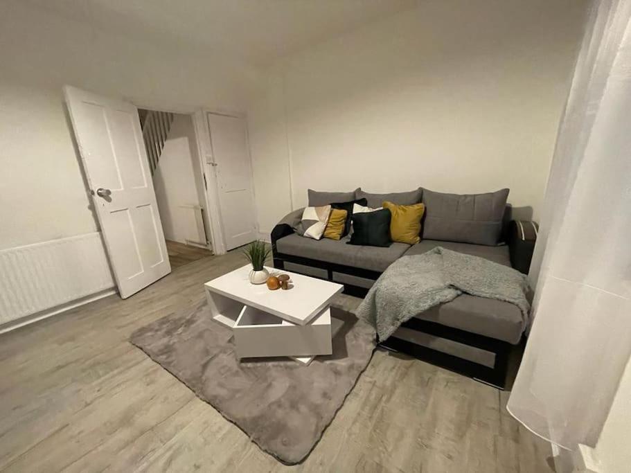 Comfortable 2 Bedroom On Tower Bridge Лондон Екстер'єр фото